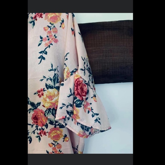 SUPER CUTE FLORAL TOP - Picture 2 of 2